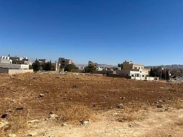 فرصة استثمارية: أرض مميزة للبيع في عين الباشا
