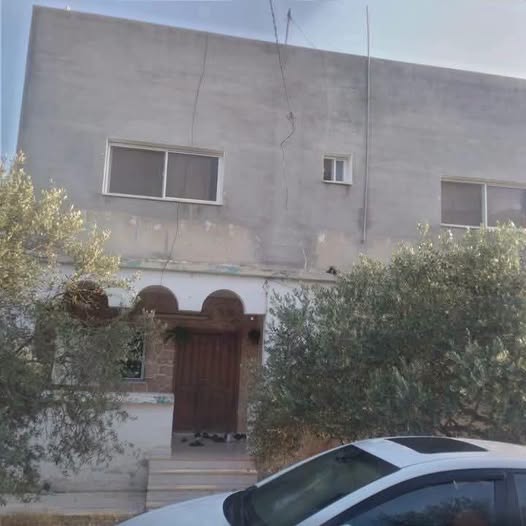 فرصة استثمارية: بيت طابقين مستقل للبيع في إربد