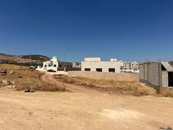 أرض سكنية مميزة في عين الباشا – فرصة استثمارية