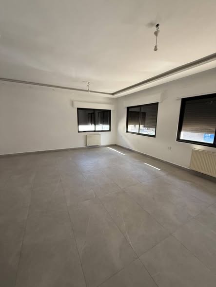 شقة فاخرة مجددة بالكامل للإيجار في عبدون - 2