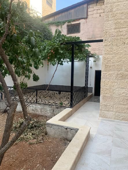 شقة واسعة مفروشة جزئياً للإيجار في ضاحية الرشيد