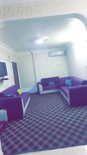شقة مفروشة فاخرة للإيجار قرب مجمع عمان – 3 نوم وحمامين
