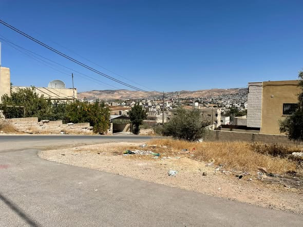 فرصة ذهبية – أرض للبيع في عين الباشا على شارعين