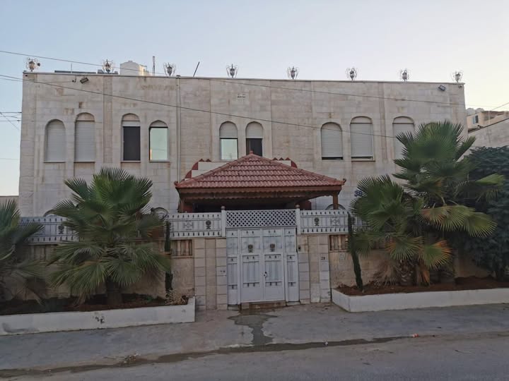 فرصة استثمارية نادرة: بيت مستقل بثلاث شقق في موقع مميز!