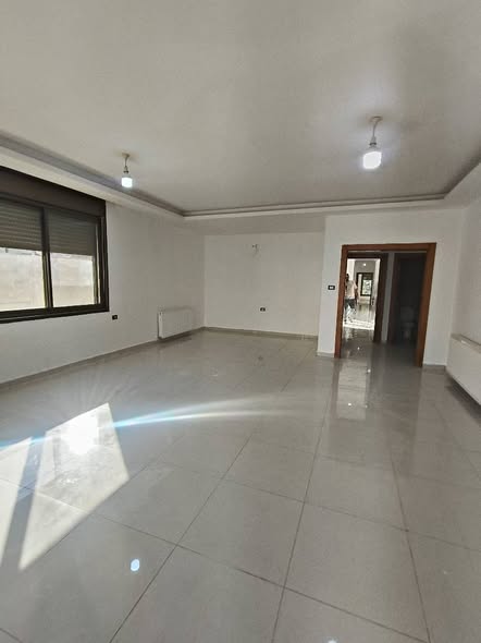 شقة واسعة للبيع بمساحات داخلية وخارجية مميزة - 4