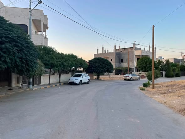 أرض مميزة على شارعين في عين الباشا - 2