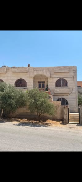 فرصة استثمارية وتجارية فاخرة - منزل طابقين بموقع حيوي - 2