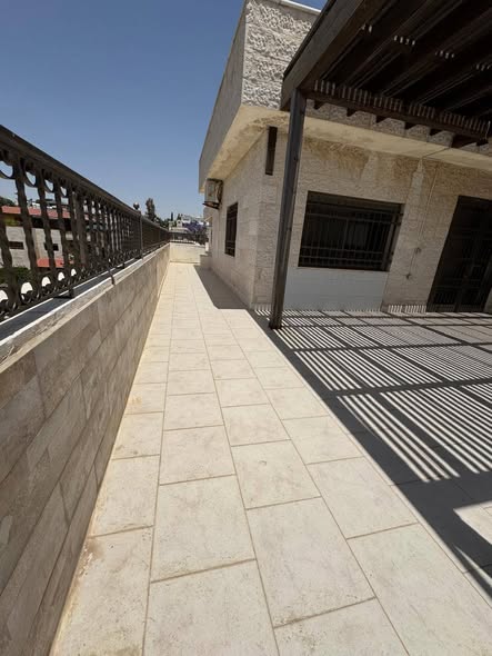 روف فاخر للإيجار في عبدون - إطلالة رائعة