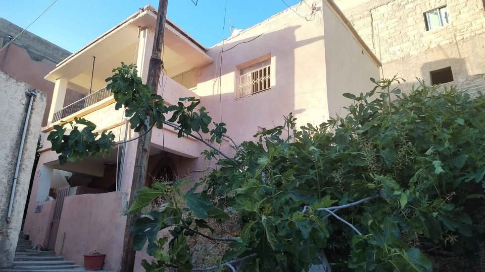 بيت مستقل في السلط – طابقان بمساحة واسعة وبسعر مغري