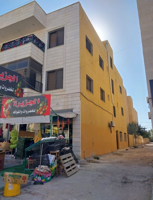 فرصة استثمارية: 2 محلات تجارية و5 شقق سكنية للبيع مادبا
