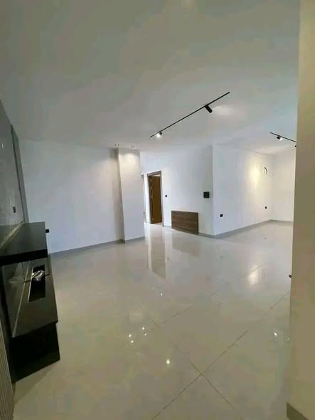 شقة فاخرة للبيع بأجمل مناطق طريق المطار - 3
