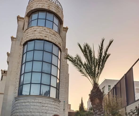 فيلا فاخرة بمساحات ضخمة في طبربور