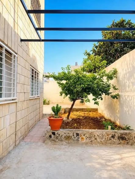 شقة أرضية مجددة بالكامل للبيع في أم أذينة الغربي - 2