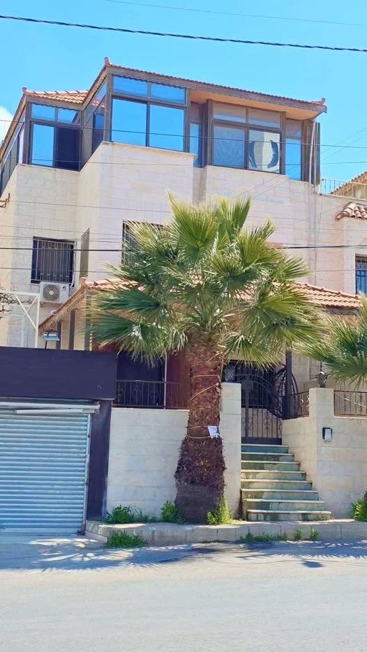فيلا فاخرة في الجبيهة بإطلالة مفتوحة