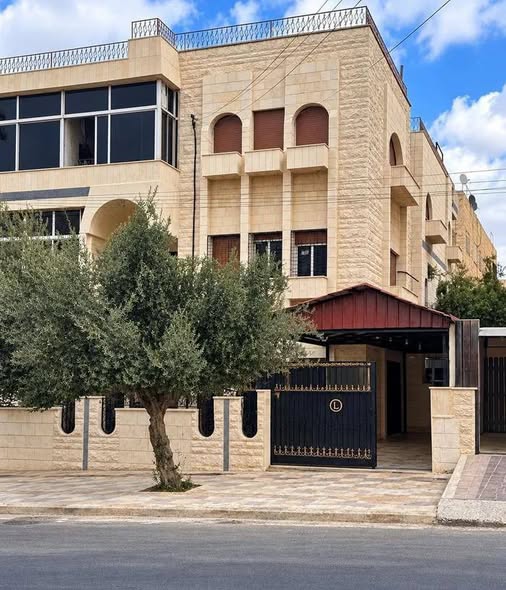 عمارة استثمارية للبيع في المقابلين