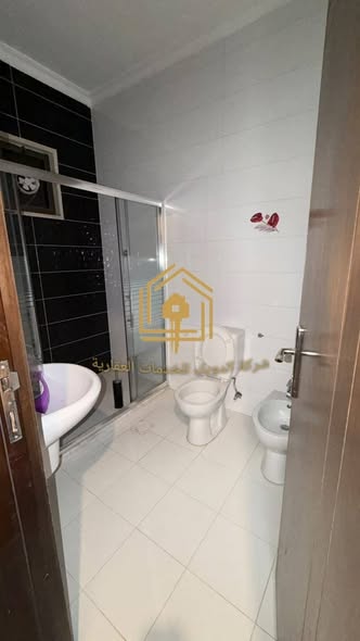 شقة فاخرة فارغة للإيجار في طريق المطار – طابق أرضي مع ترس - 3