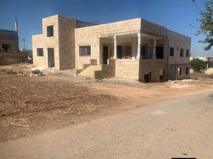 بيت للبيع مع أربع شقق في بني كنانة