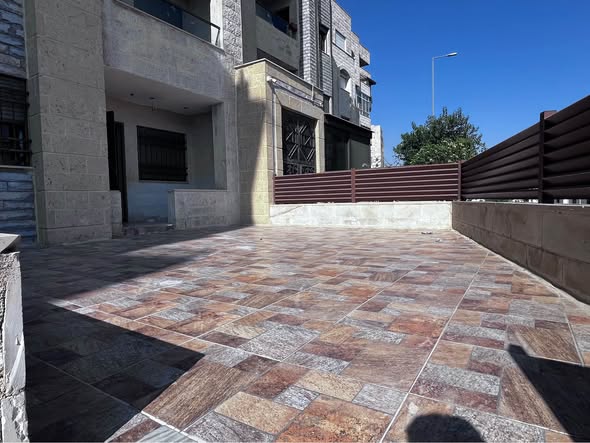 طابق أرضي فاخر للإيجار في دير غبار مع كراج خاص