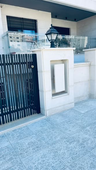 شقة فاخرة للبيع في طريق المطار