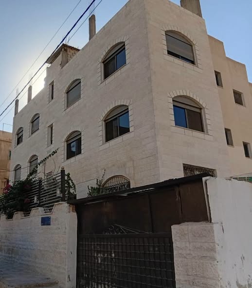 شقة أرضية مجددة بالكامل في ضاحية الاستقلال – استثمر الآن