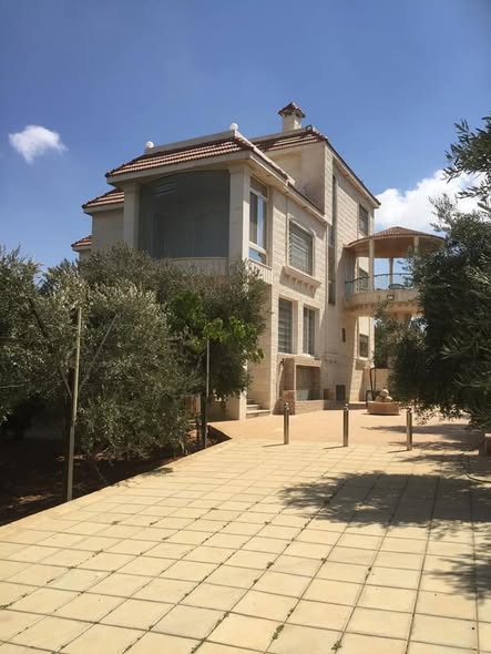 فيلا ومزرعة فاخرة خلف جامعة الزيتونة - فرصة لا تعوض