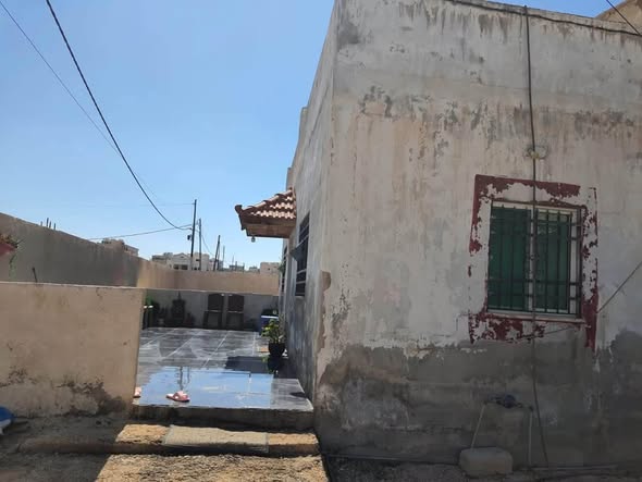 بيت مستقل بسعر قطعة أرض قرب شارع البترا - 2