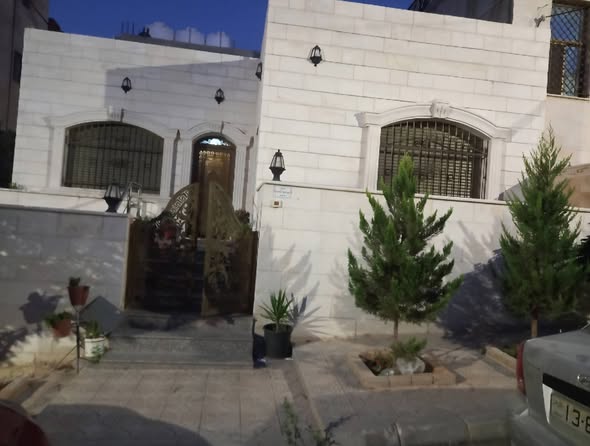 منزل عائلي فاخر للبيع في طبربور مع إطلالة رائعة