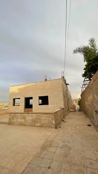 فرصة استثمارية: بيت مستقل بإطلالة كاشفة في الزرقاء - 2