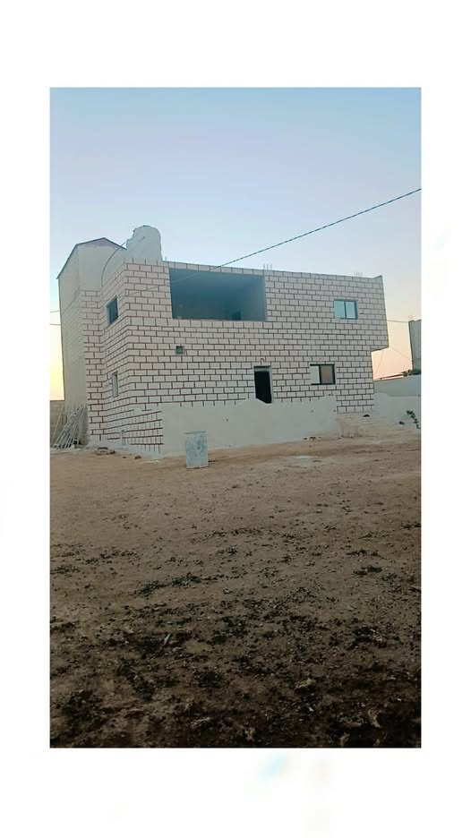 بيت طابقين للبيع في المفرق - فرصة نادرة