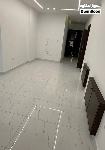 شقة فارغة للإيجار في الياسمين مع حديقة