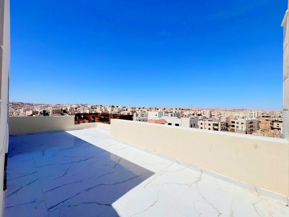 شقة فاخرة مع روف في طبربور بسعر لقطة