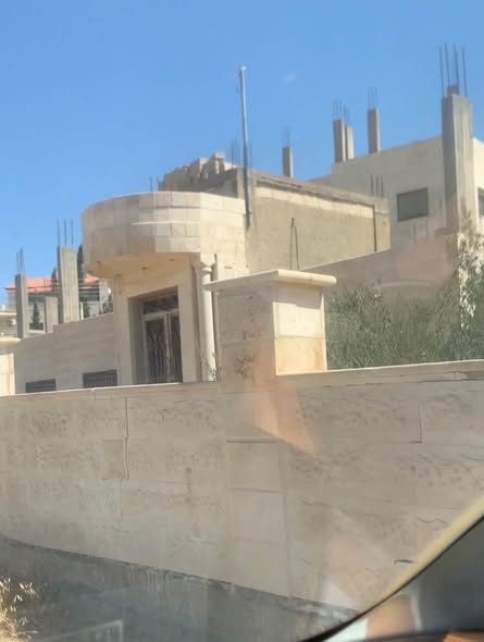 أرض مع بيت للبيع في مادبا - ثلاث واجهات - 4