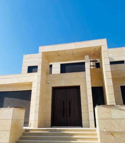 فيلا فاخرة جديدة للبيع على شارعين في الظهير - 3