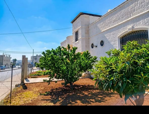 منزل مستقل فاخر للبيع في البارحة - واجهتان حجر عنجرة