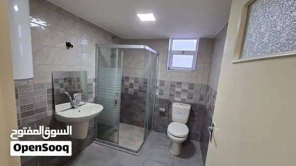 شقة فاخرة للإيجار في أم أذينة
