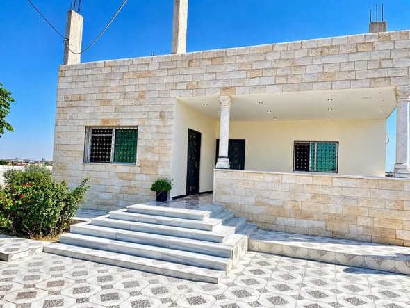 بيت مستقل للبيع على شارعين في إربد – الصريح، فرصة استثمارية
