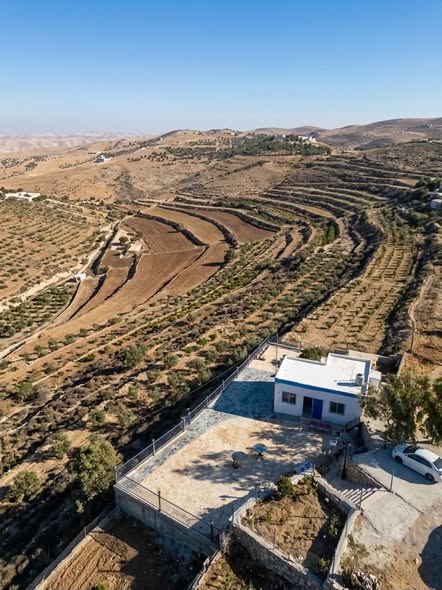 أرض استثمارية مميزة في بيرين مع بيت واستراحة