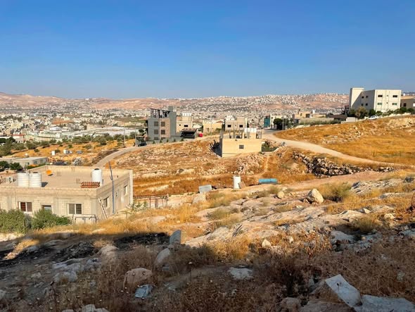 قطعة أرض سكنية للبيع في عين الباشا – حوض الخرشا