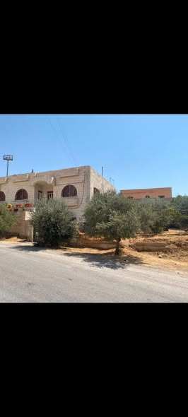 فرصة استثمارية وتجارية فاخرة - منزل طابقين بموقع حيوي