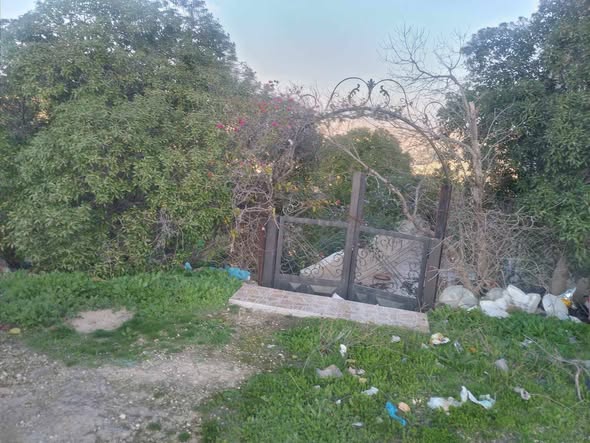 أرض للبيع أو البدل في الزرقاء مع بيت ريفي