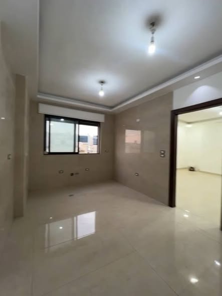 شقة فاخرة مع روف للبيع في خلدا