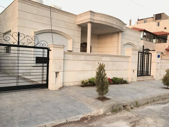 فيلا فاخرة للبيع في ربوة عبدون