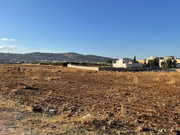 أرض سكنية استثمارية في عين الباشا – فرصة ذهبية