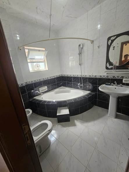 شقة واسعة للإيجار في الجاردنز بمساحة 200م - 4