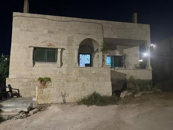 بيت للبيع في إربد بأرض واسعة 469م - 2