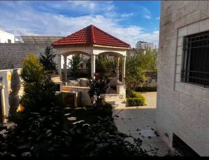 فيلا فاخرة للبيع في بلعاس بمساحة واسعة