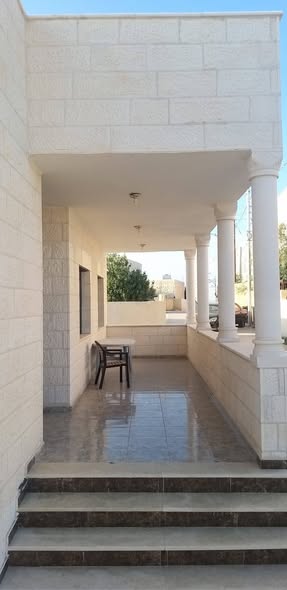 بيت مستقل فاخر في ناعور - مساحة واسعة وإطلالة مميزة
