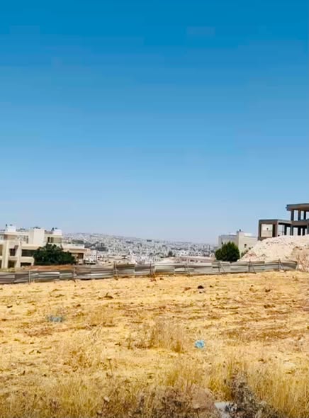 فرصة ذهبية: أرض مطلة للمستثمرين في منطقة الفلل