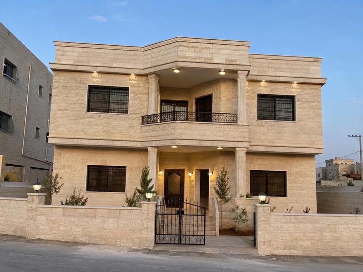 بيت مستقل للبيع في ناعور بإطلالة حجرية فاخرة