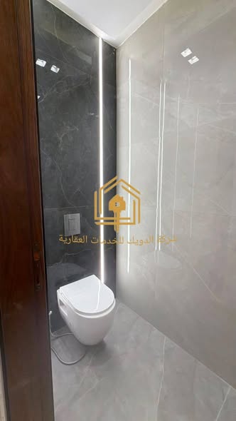 شقة فاخرة جديدة فارغة للإيجار في ضاحية النخيل